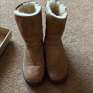 lightly worn  Ultimate short women’s Uggs (chestnut color)